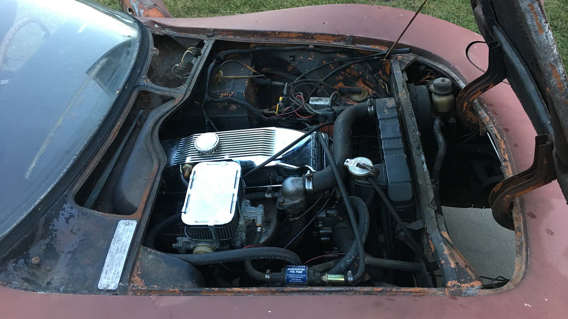 The engine bay of a 1970 Opel GT. 1970年欧宝GT的发动机舱。