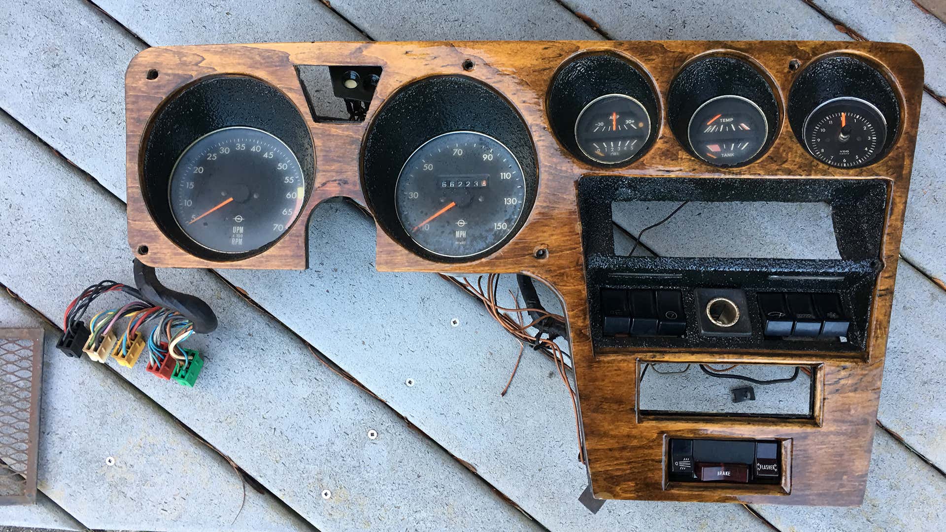 A modified 1970 Opel GT dashboard. 一辆改装的1970年欧宝GT仪表盘。