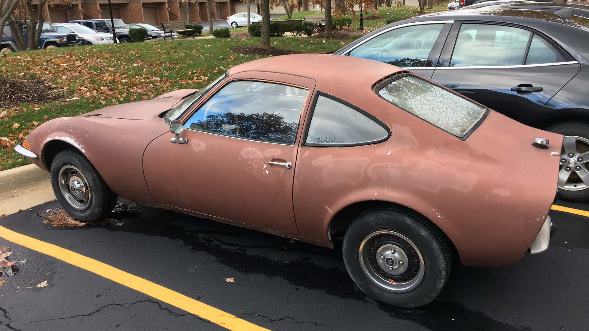 A 1970 Opel GT in a parking lot. 停车场里停着一辆1970年的欧宝GT。