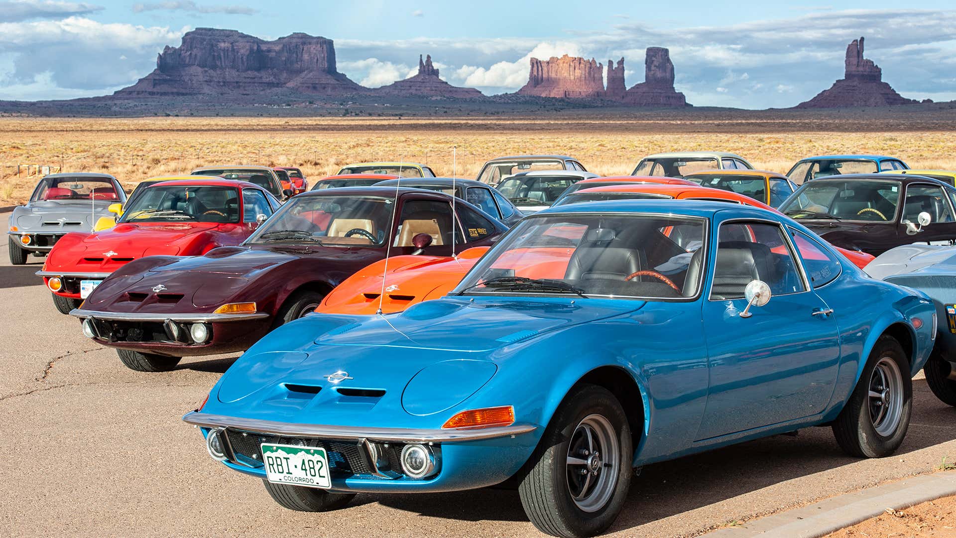 A gathering of colorful Opel GTs in the desert. 一群五彩缤纷的欧宝gt在沙漠里集合。