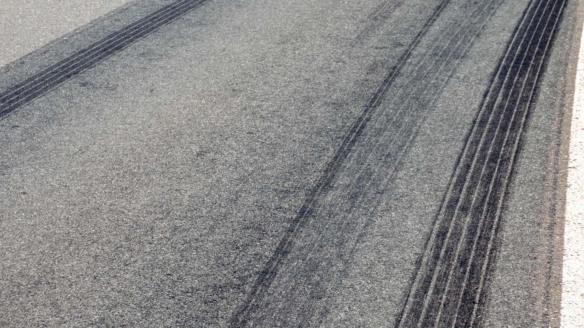 ABS does not improve stopping distance. ABS不能提高停车距离。