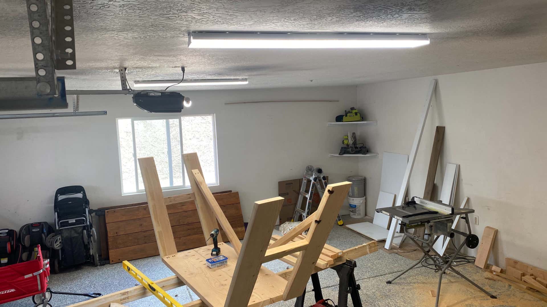 His messy, yet well-lit, garage! 他那脏乱而明亮的车库!