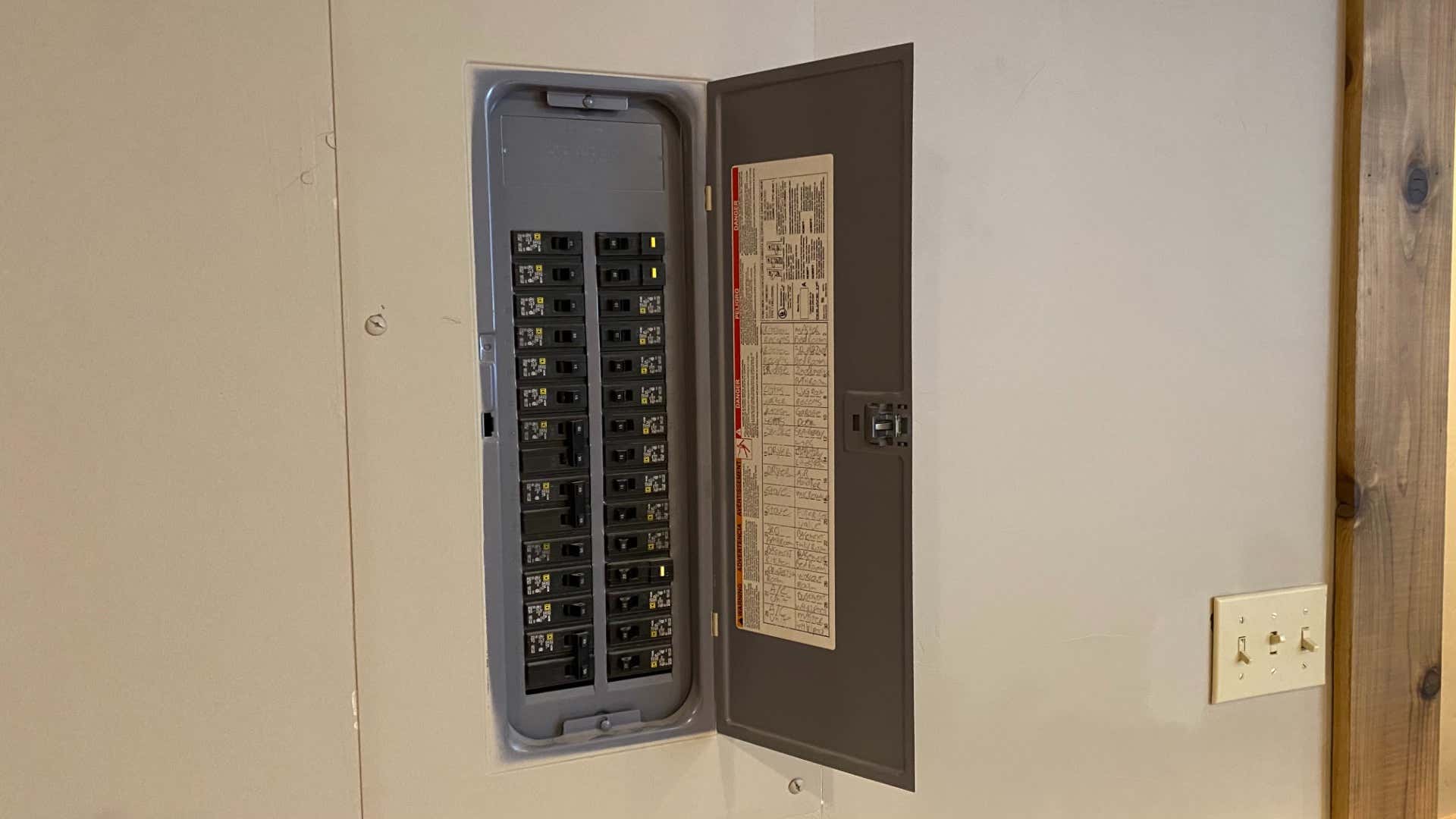 My home's breaker box. 我家的断路器。