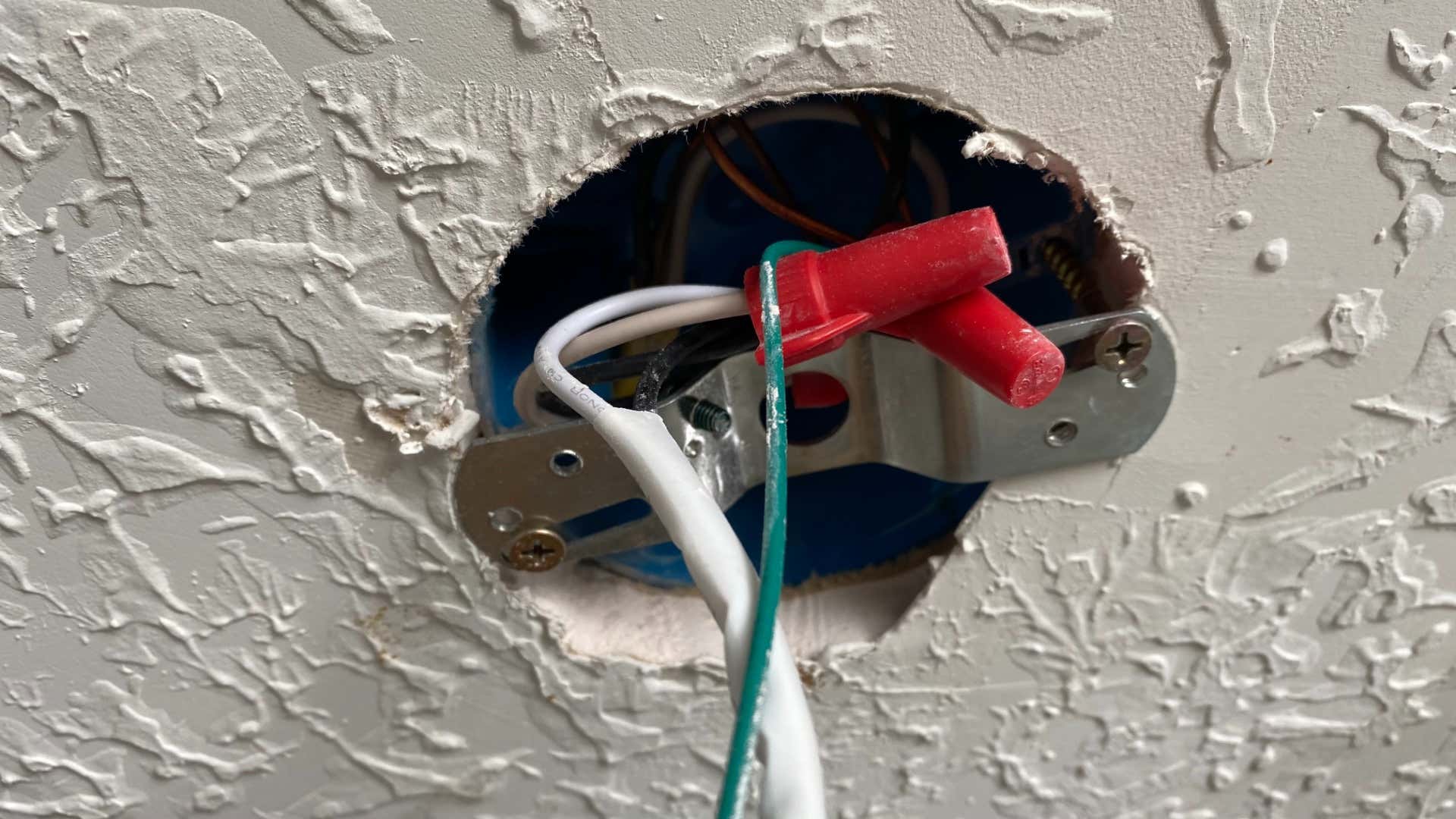 Twist the electrical nuts together to complete the circuit. 将电螺母拧在一起以完成电路。