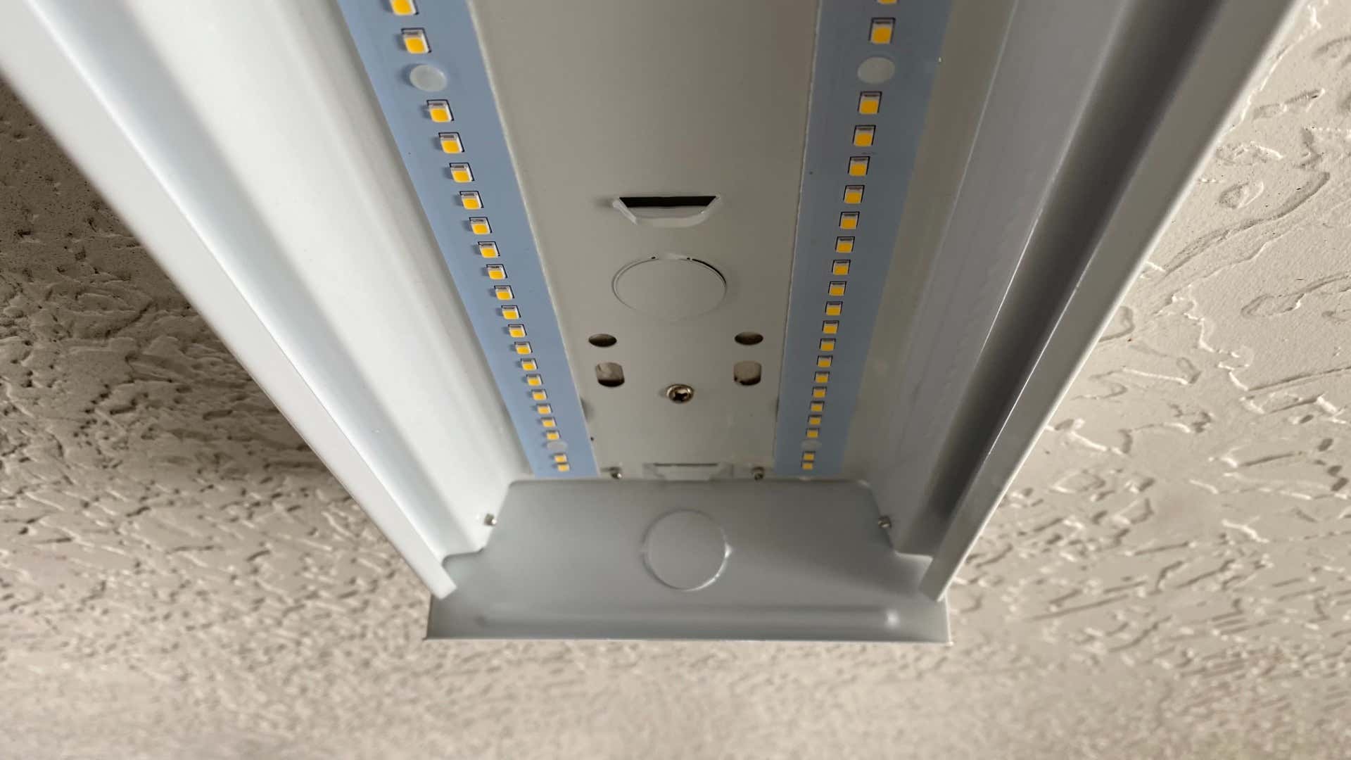 The support screw at the end. 支撑螺丝在末端。