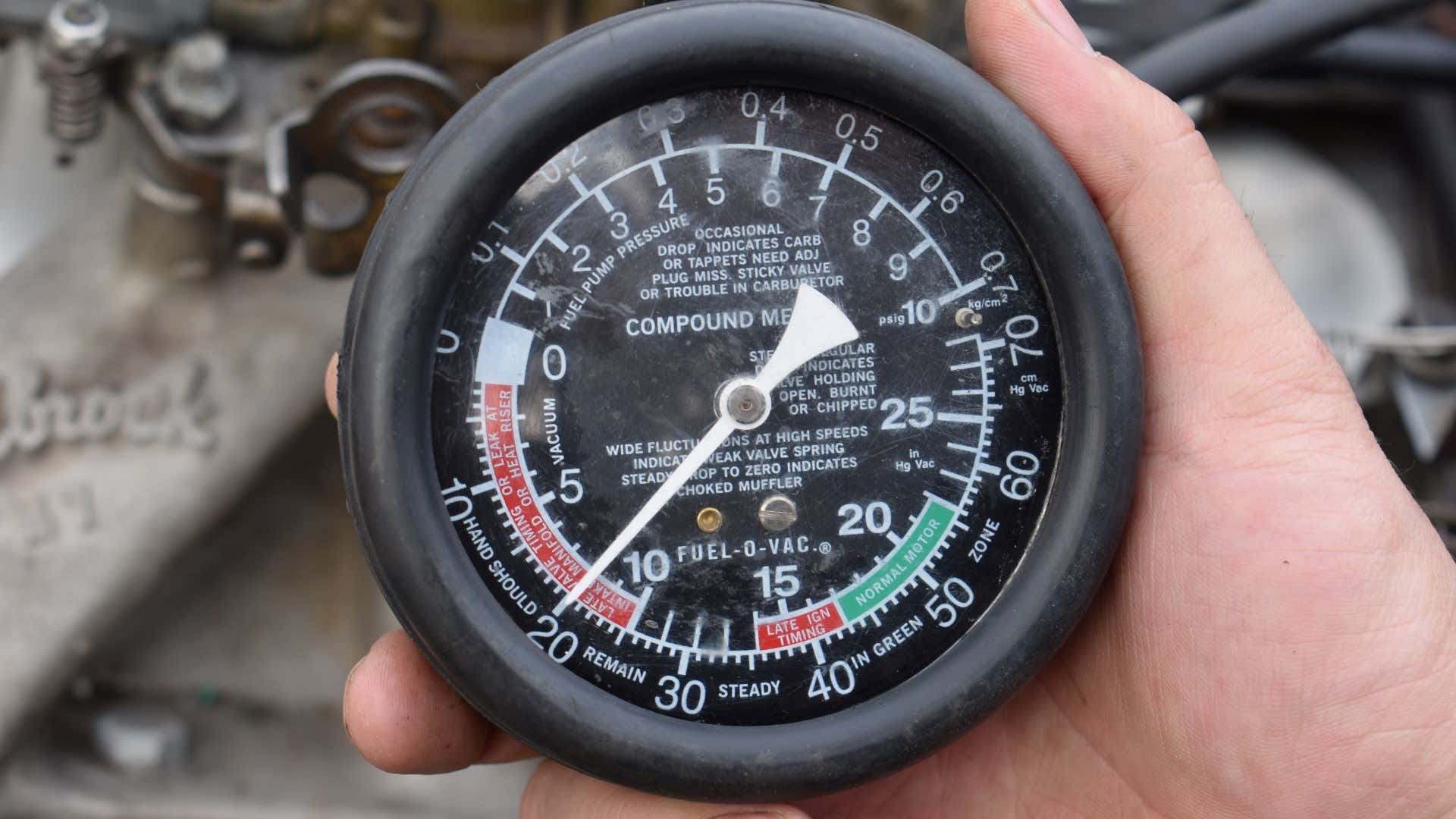 An analog vacuum gauge. 模拟真空计。