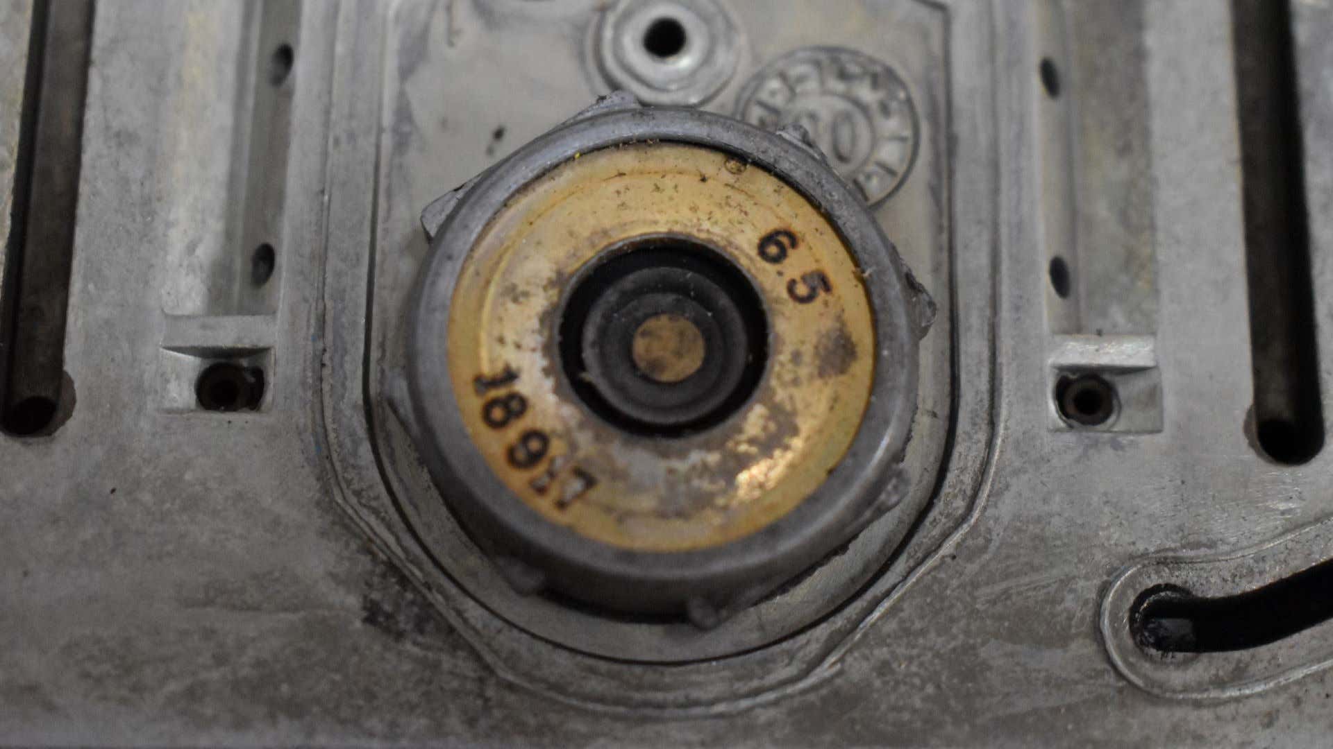 The power valve on a Holley carburetor. 挖掘机化油器上的动力阀。