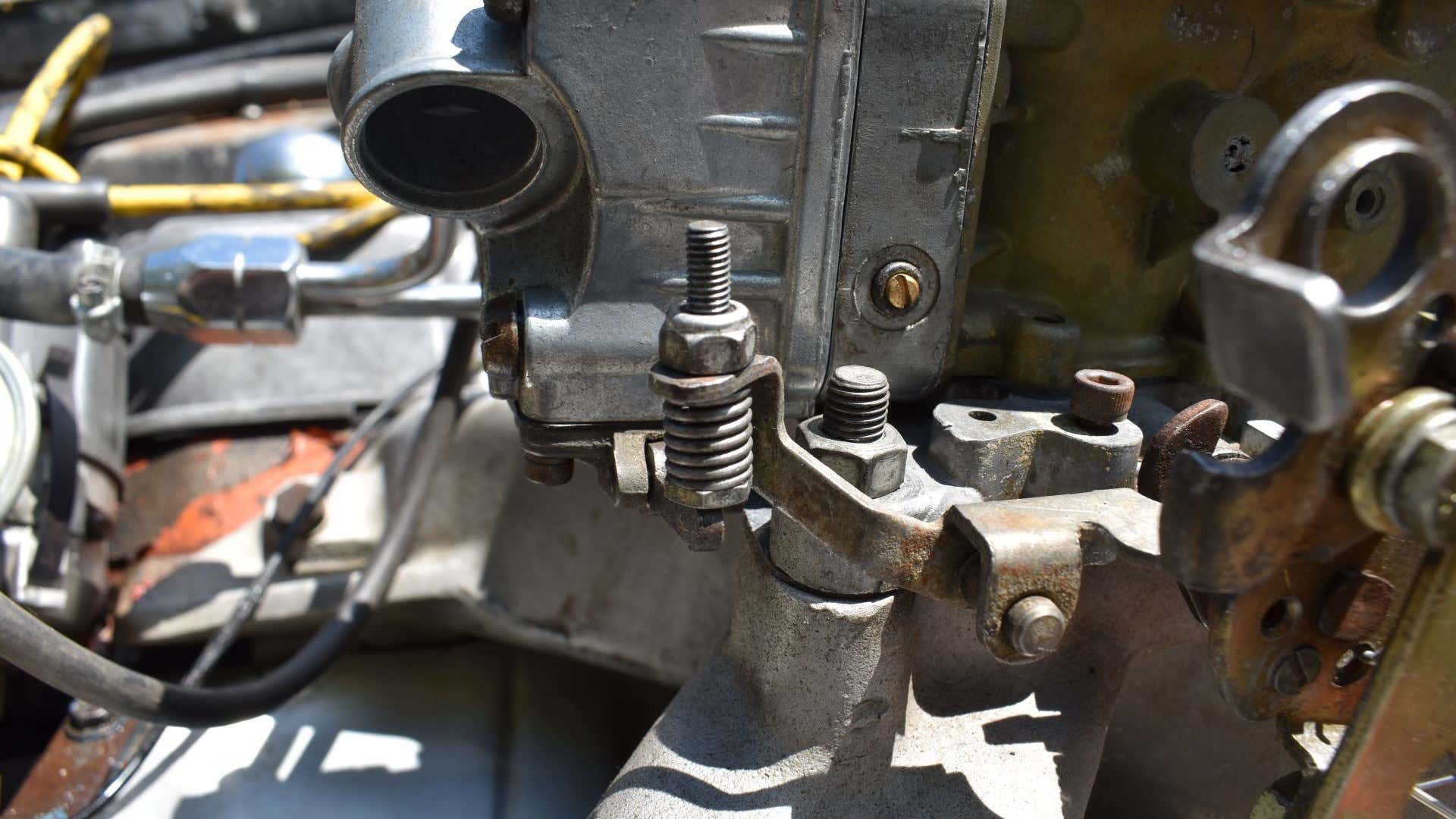 A close-up of a Holley carburetor on a 1969 Dodge Charger. 挖掘机化油器的特写镜头在1969道奇充电器的挖掘机。
