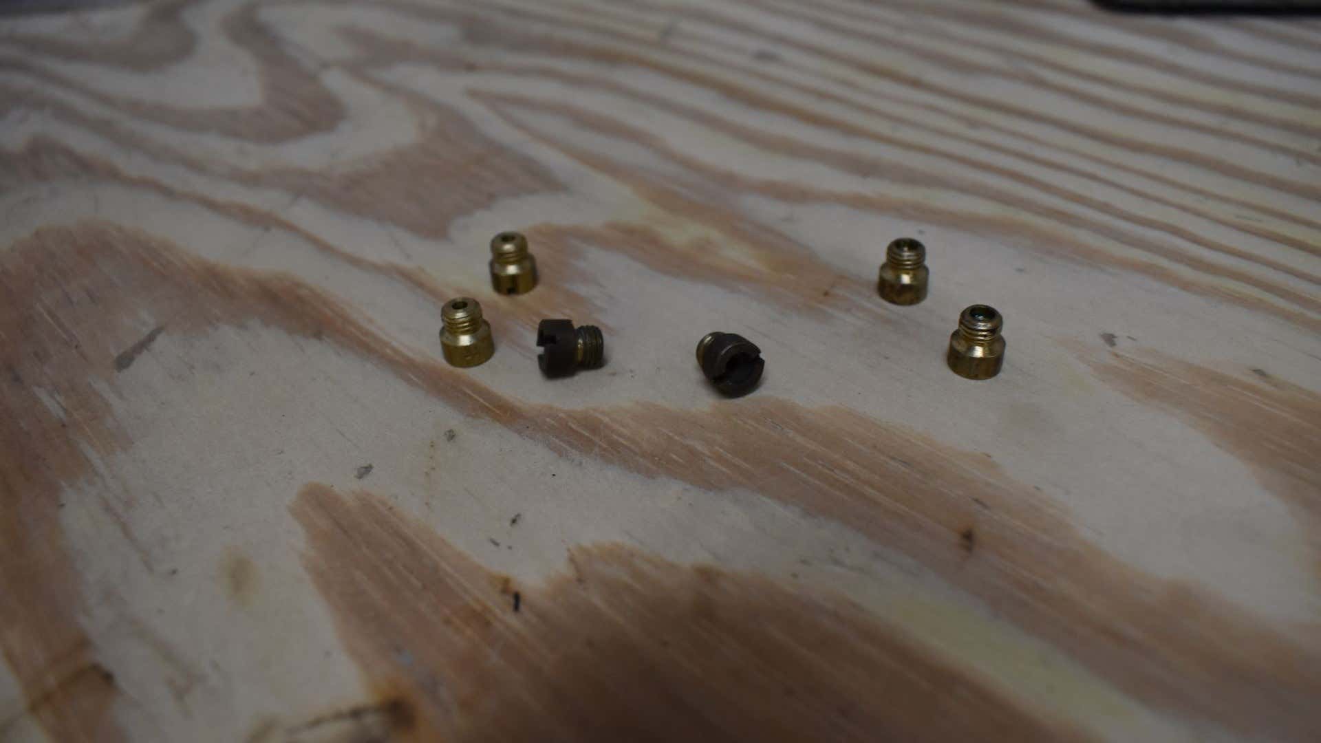 Jets from a Holley carburetor. 从霍利化油器的喷气机。
