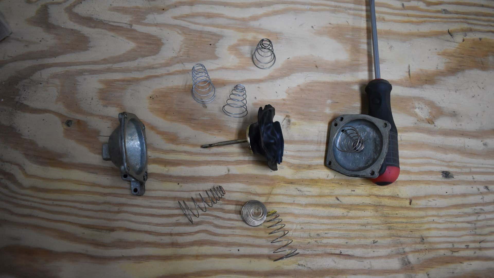 The vacuum canister and springs from a Holley carburetor. 真空罐和斯普利化油器的弹簧。