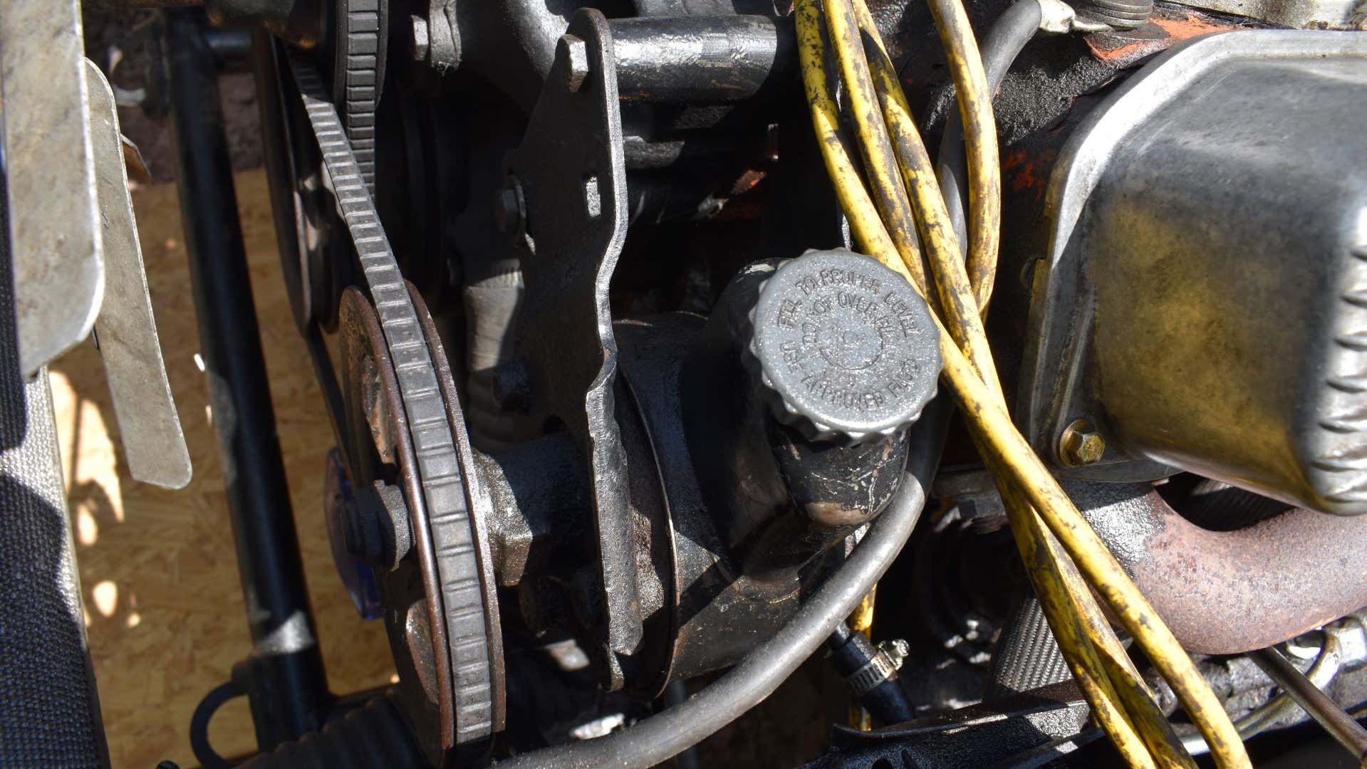 A power steering pump on a 1969 Dodge Charger. 1969道闪光灯充电器上的动力转向泵。