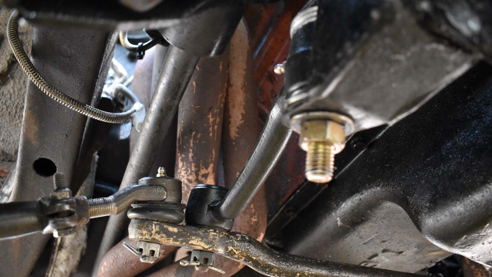 A close-up of the steering arms on a 1969 Dodge Charger. 在1969年的道奇充电器上的转向臂的特写镜头。