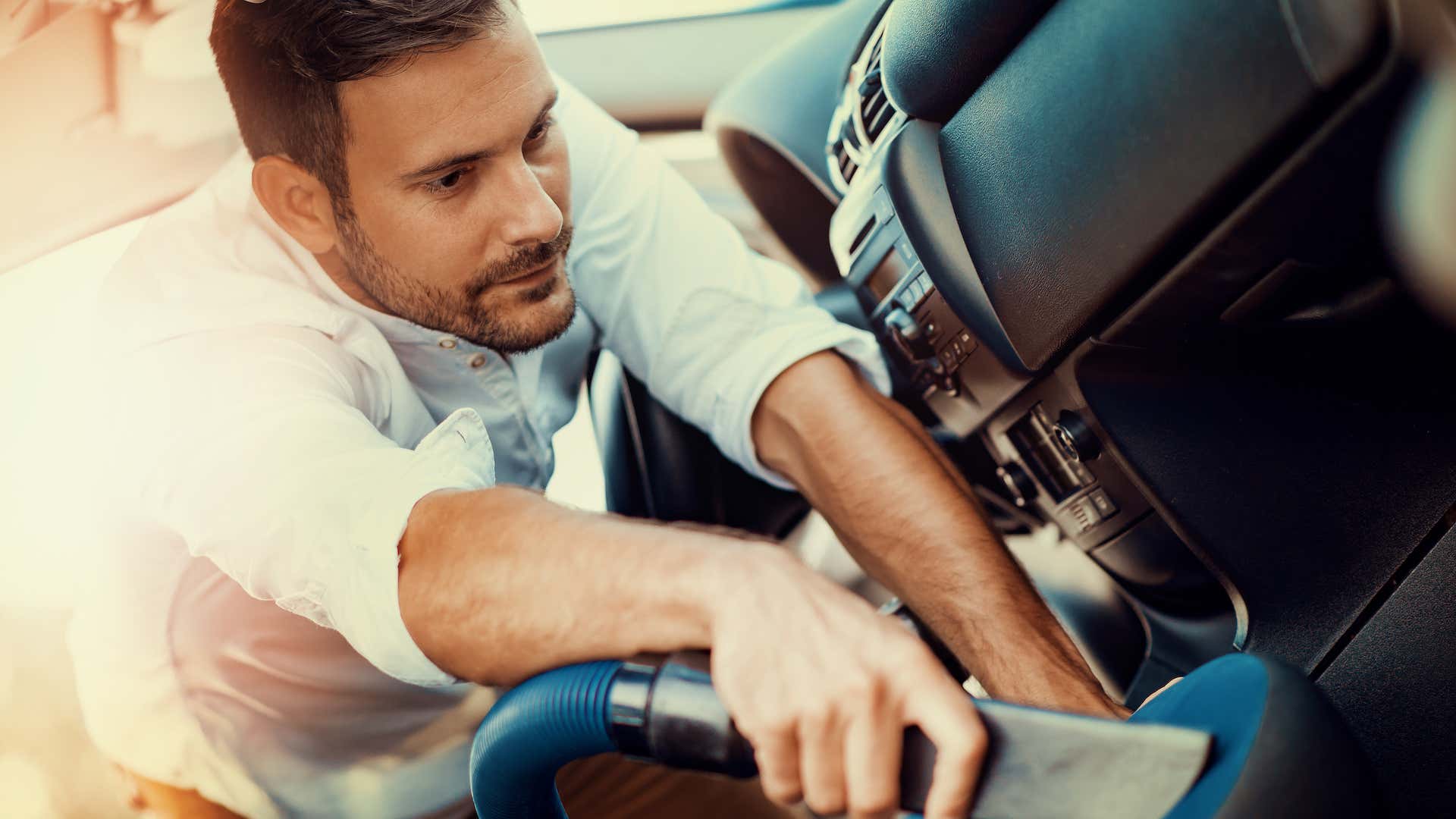 Clean the seats before starting your repair work. 在开始维修工作之前清洁座椅。