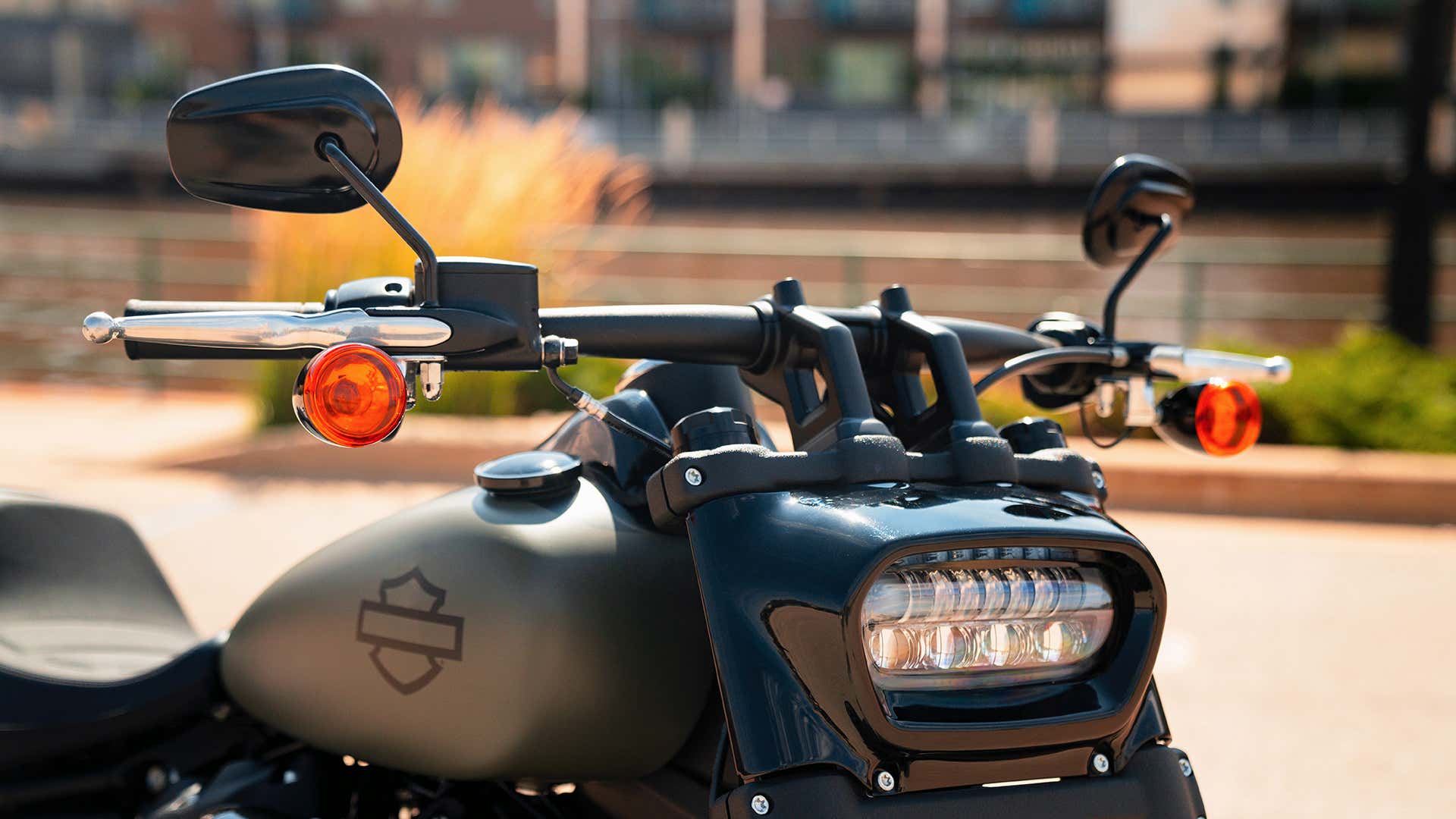 A Harley-Davdison Fat Bob 114's horizontal oval headlight and handlebars. 哈雷戴维森胖鲍勃114的水平椭圆形前灯和把手。