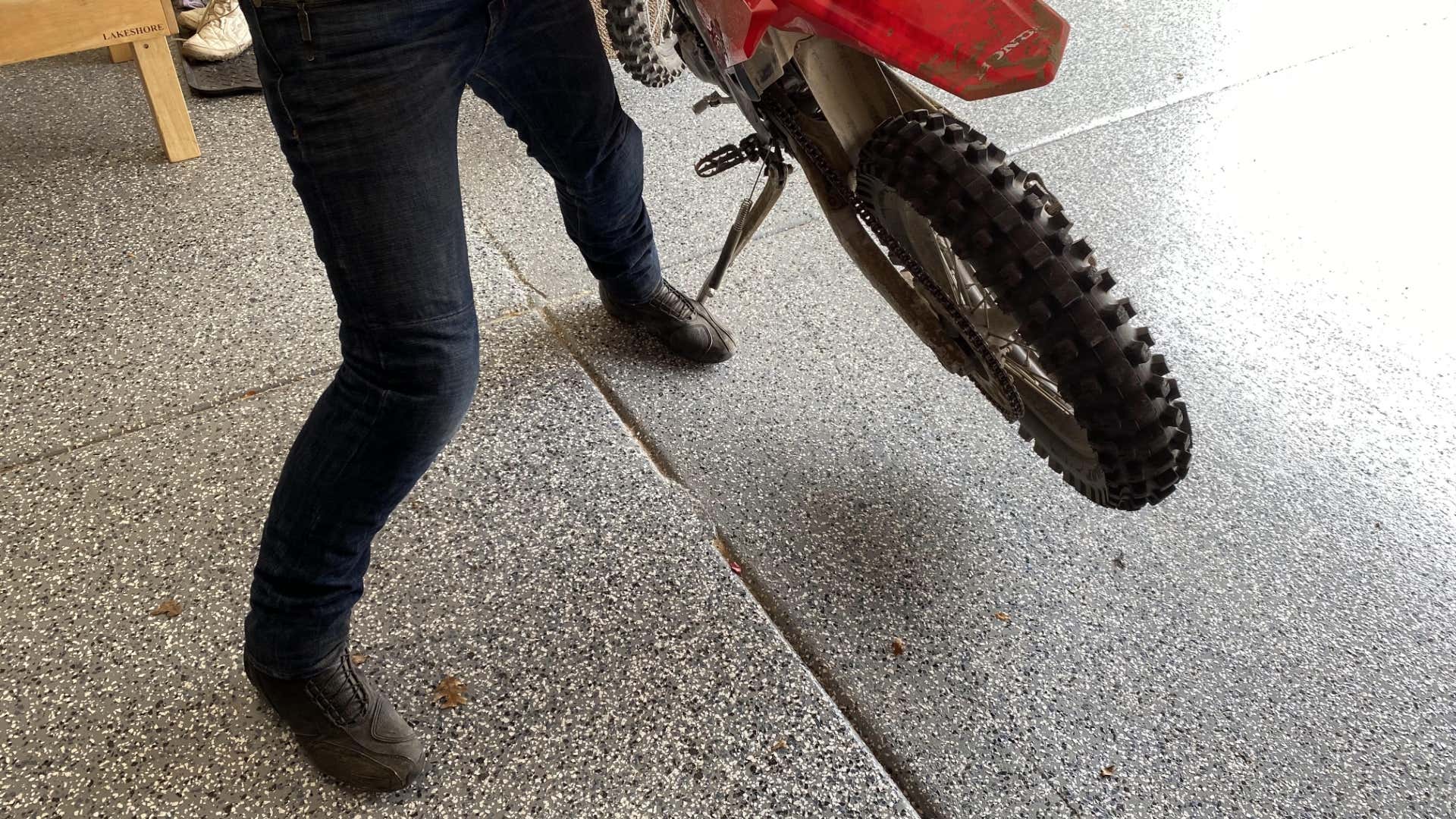 The author's foot on the Honda CRF450RX. 作者脚踩本田CRF450RX。