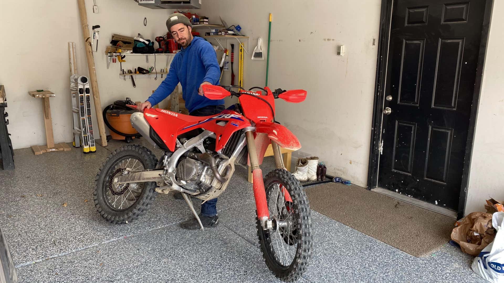 The author lifting and twisting the CRF450RX. 作者对CRF450RX进行了提升和扭转。