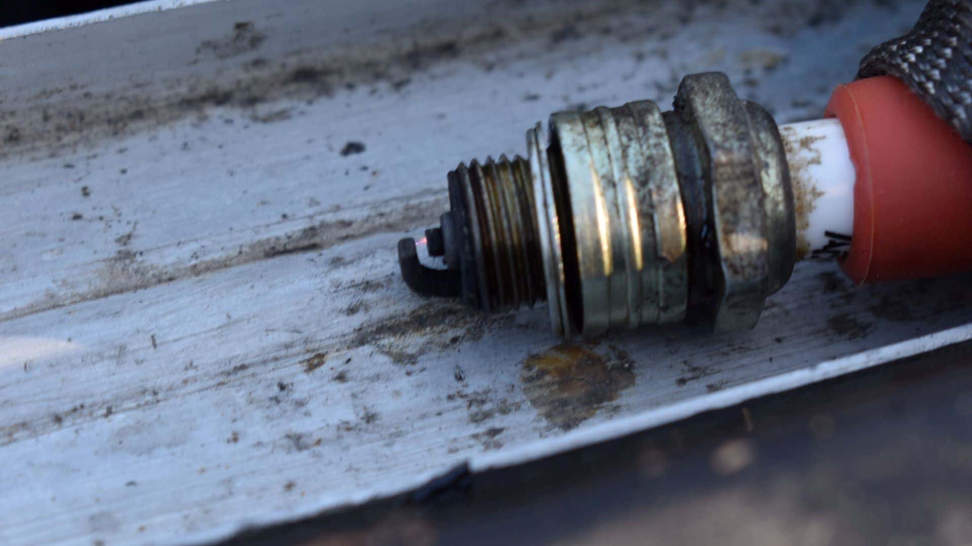 A close-up of a spark plug. 火花塞的特写镜头。