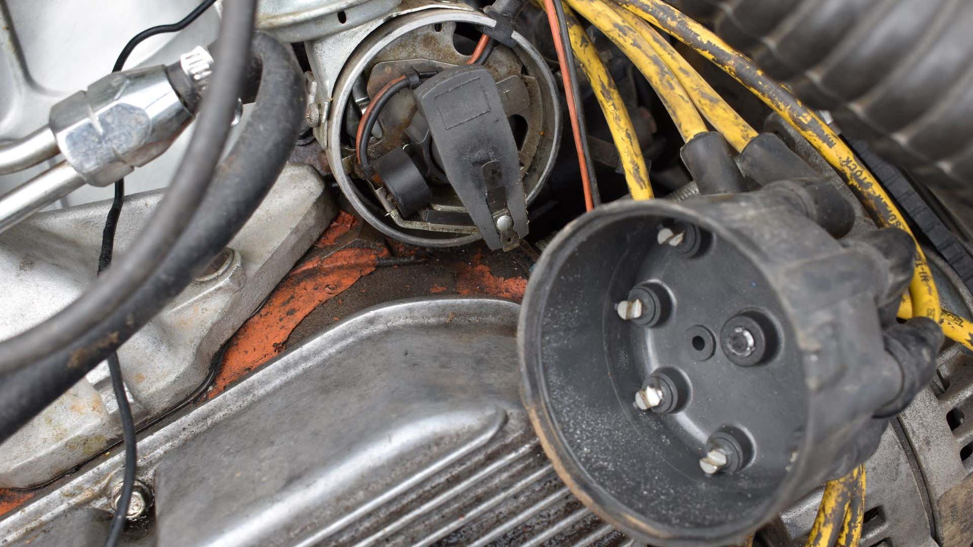 A close-up of an open distributor cap. 开放分销商盖帽的特写镜头。