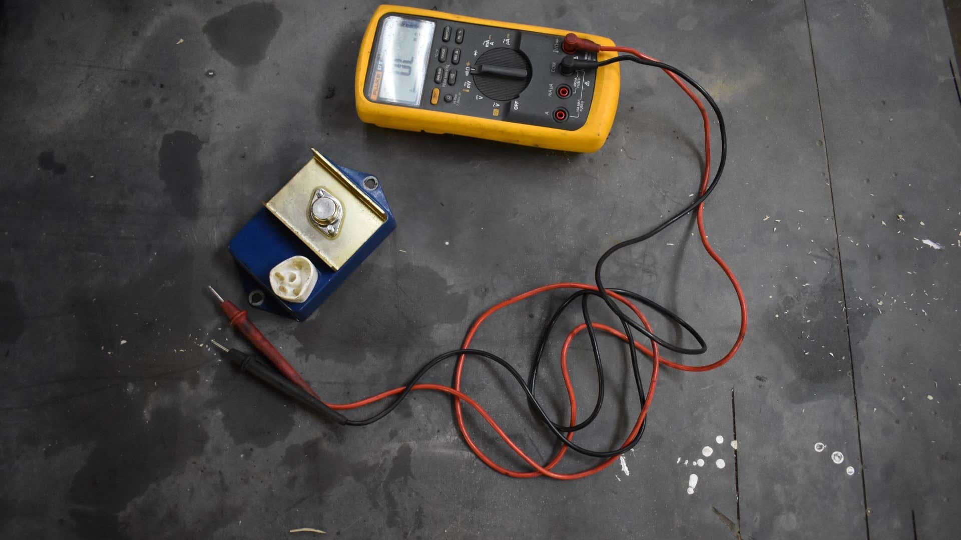 A multimeter checking an ignition module. 万用表检查点火模块。