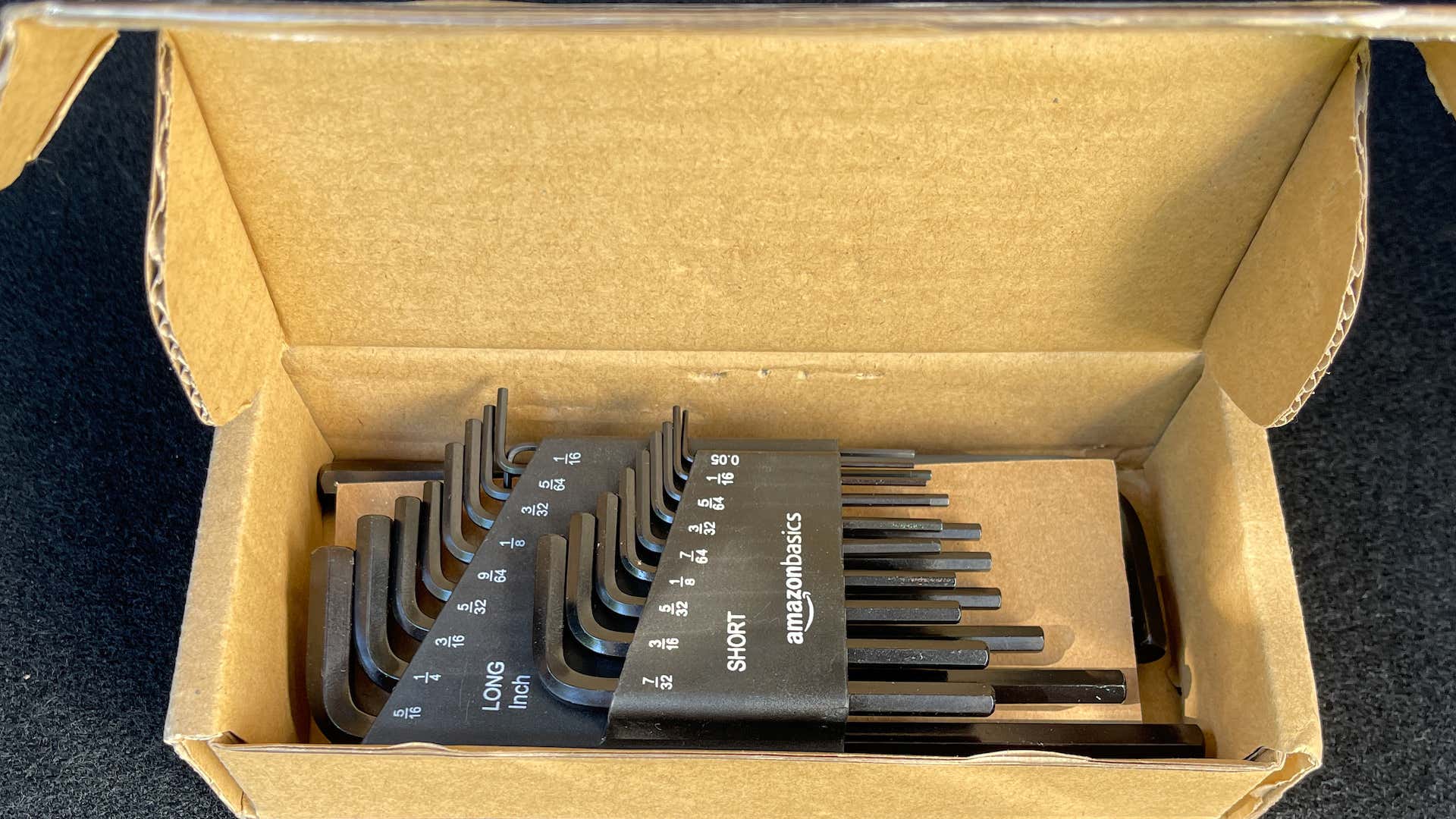 Amazon Basics metric and standard hex key sets in a cardboard box. 亚马逊基础测量标准和标准六角钥匙套装在纸板箱中。