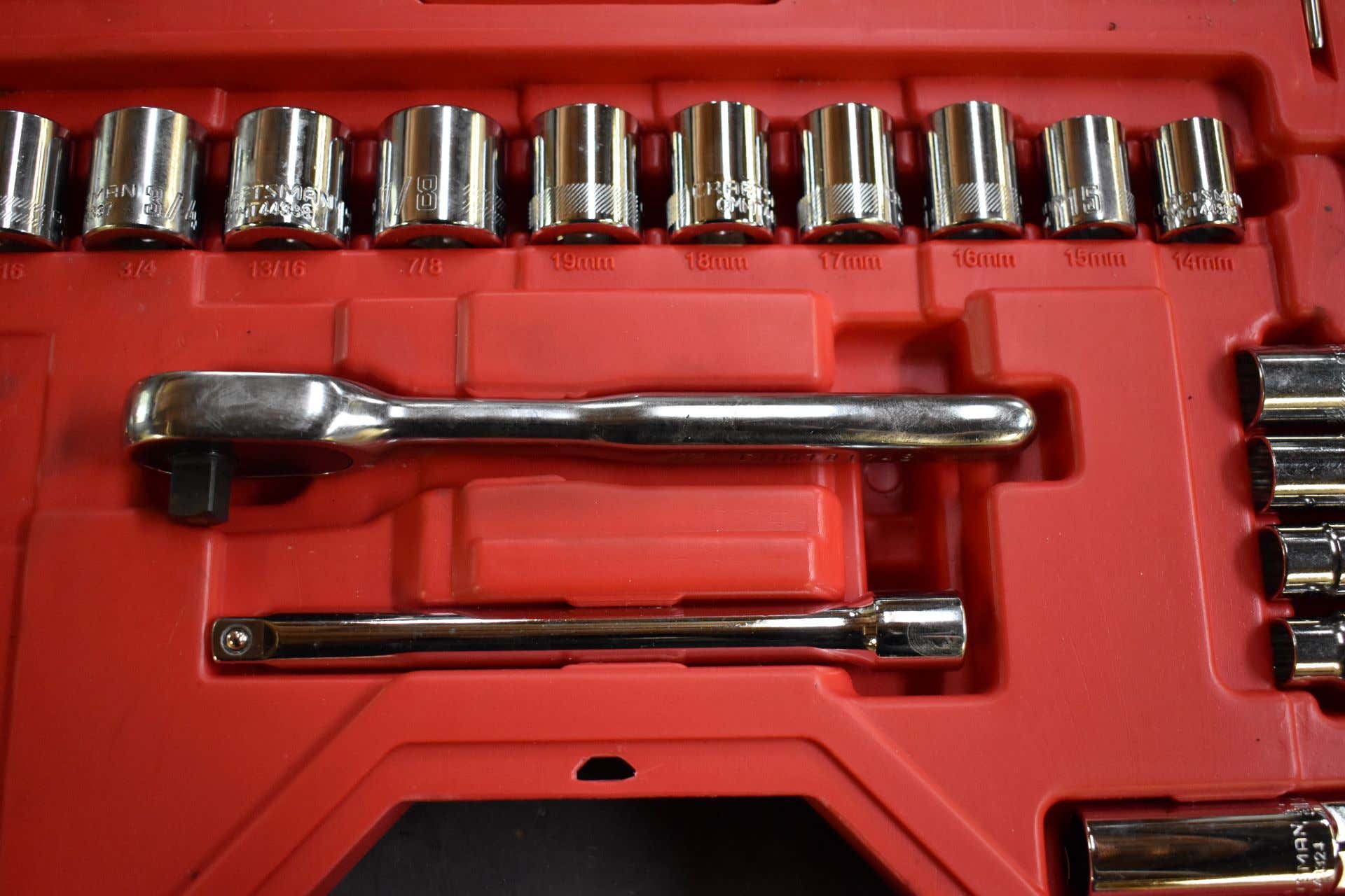 A look at Craftsman's slim, but comfortable ratchet handle 看看工匠的纤细,但舒适的棘轮手柄