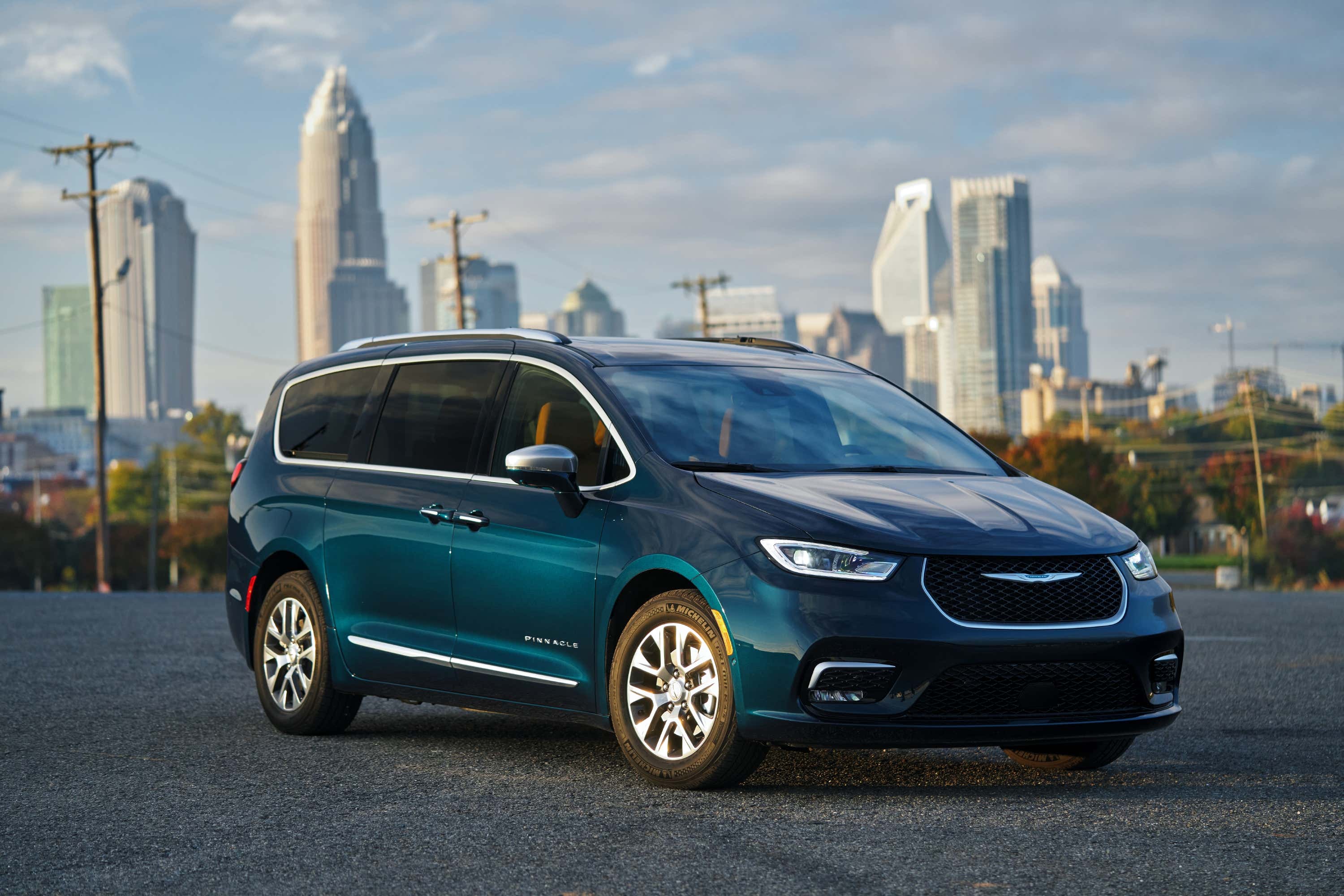 A Chrysler Pacifica mini-van. 一辆克莱斯勒Pacifica Mini-van。