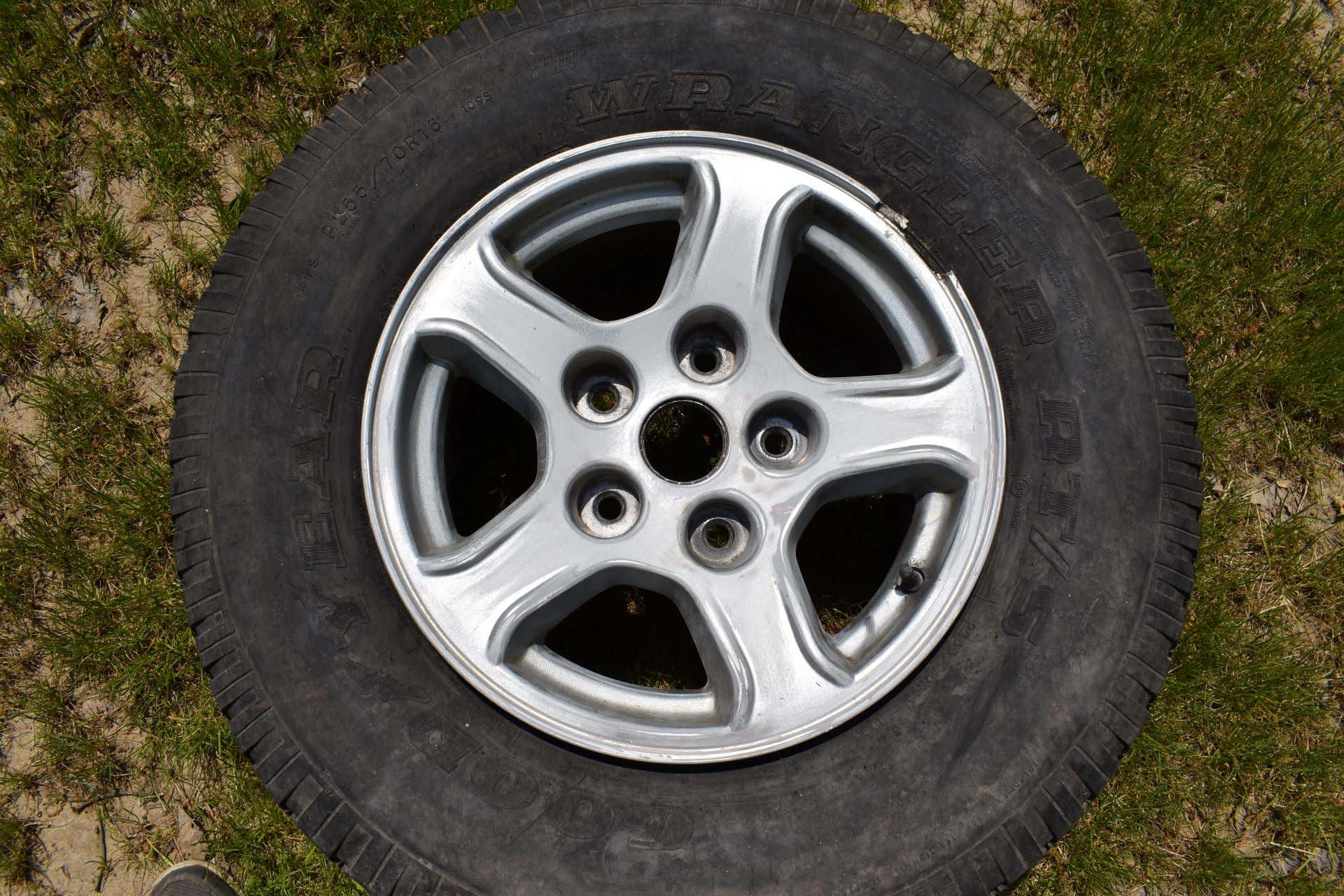 A close look at an aluminum wheel. 近距离观察铝制车轮。