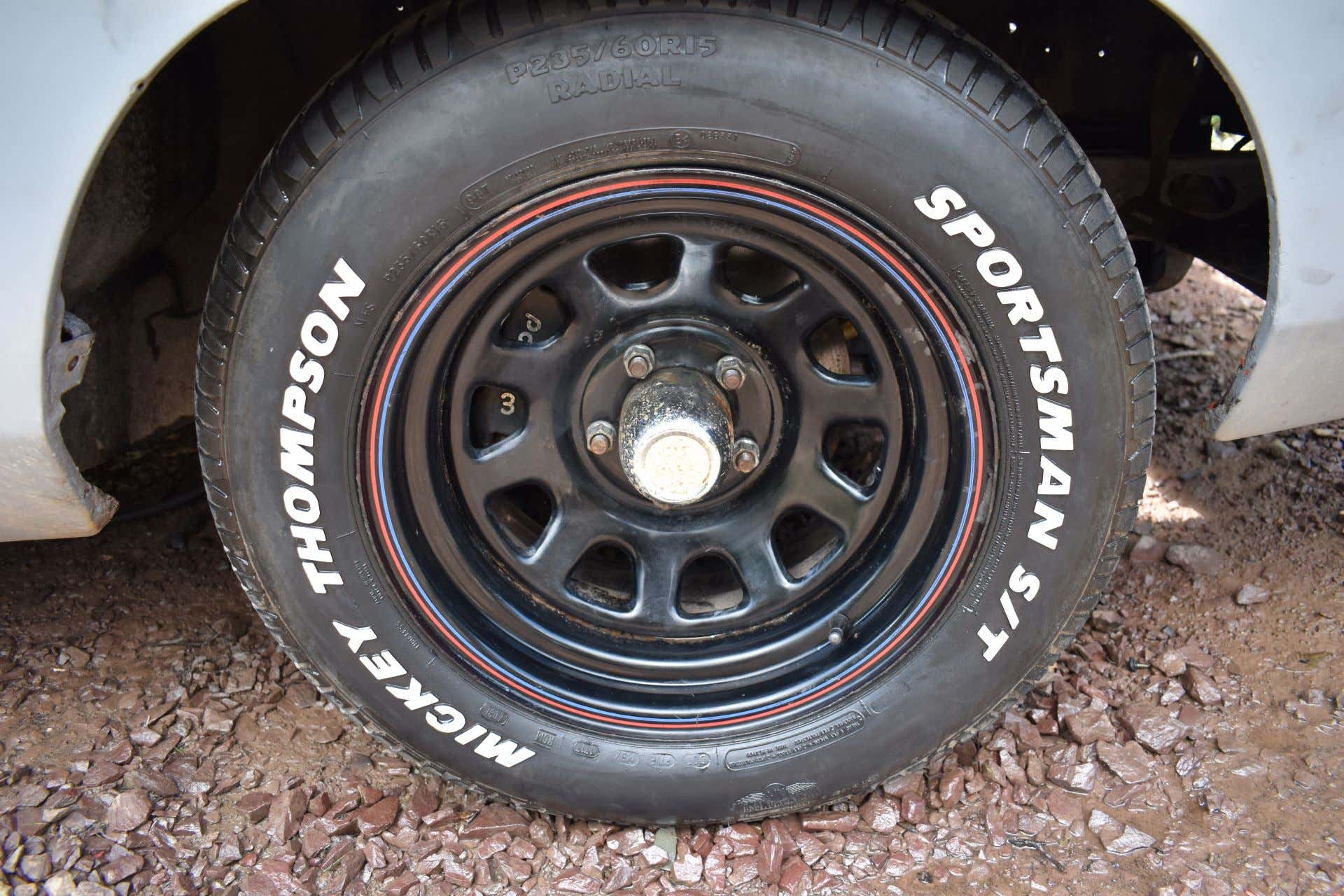 A close-up of a steel wheel with Mickey Thompson tires. 米基·汤普森轮胎的钢轮特写。