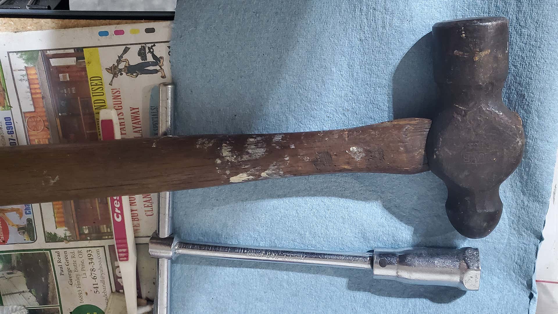 A spark plug wrench and a ball and peen hammer. 火花塞扳手和球锤。