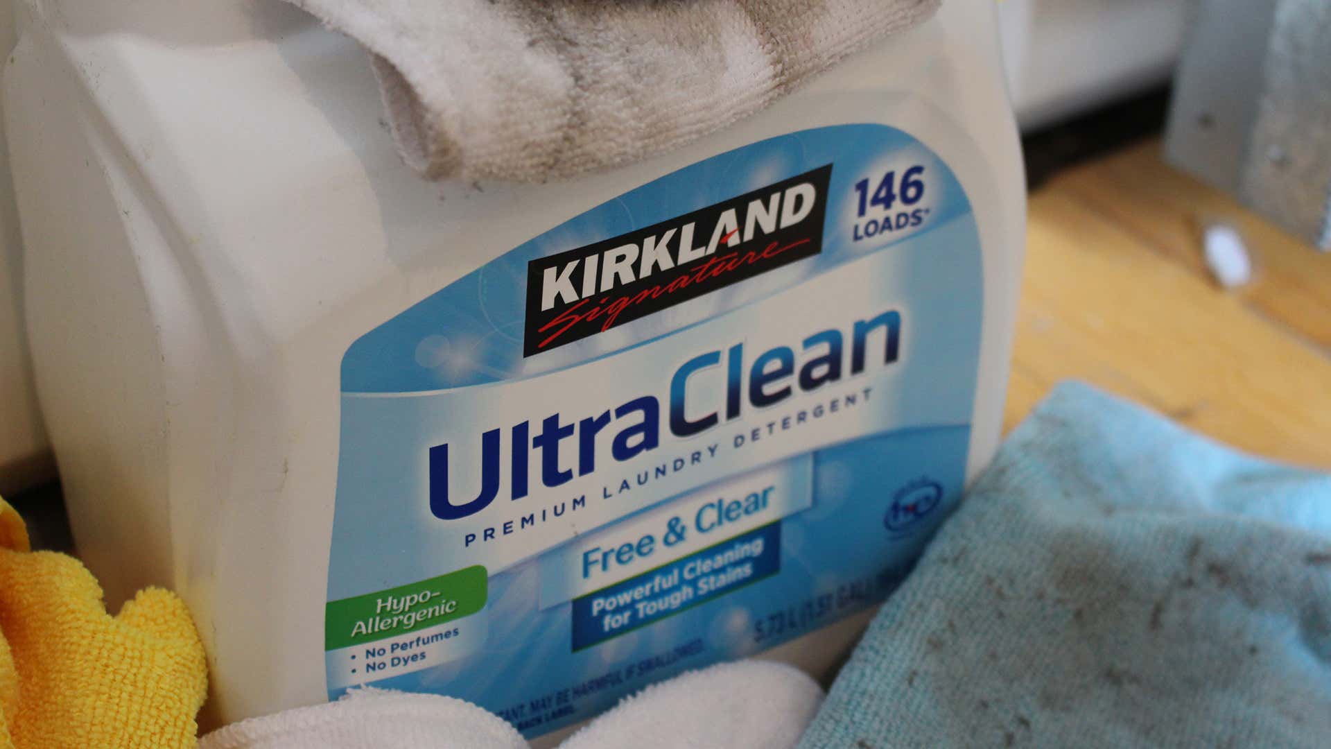 A close-up view of a large container of Kirkland Signature UltraClean Free and Clear detergent. 一个大集装箱柯克兰签名超净自由和清晰洗涤剂的特写视图。