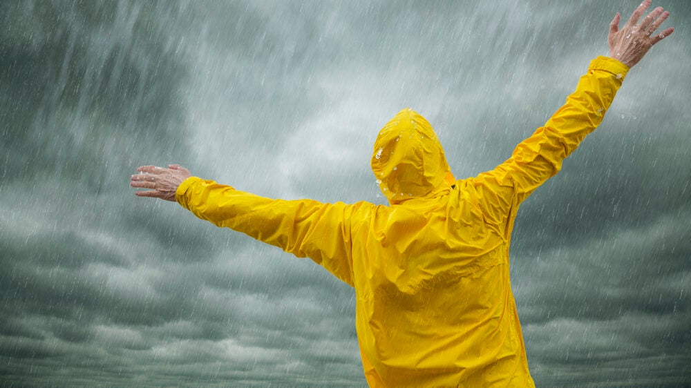 穿黄色雨衣的男人