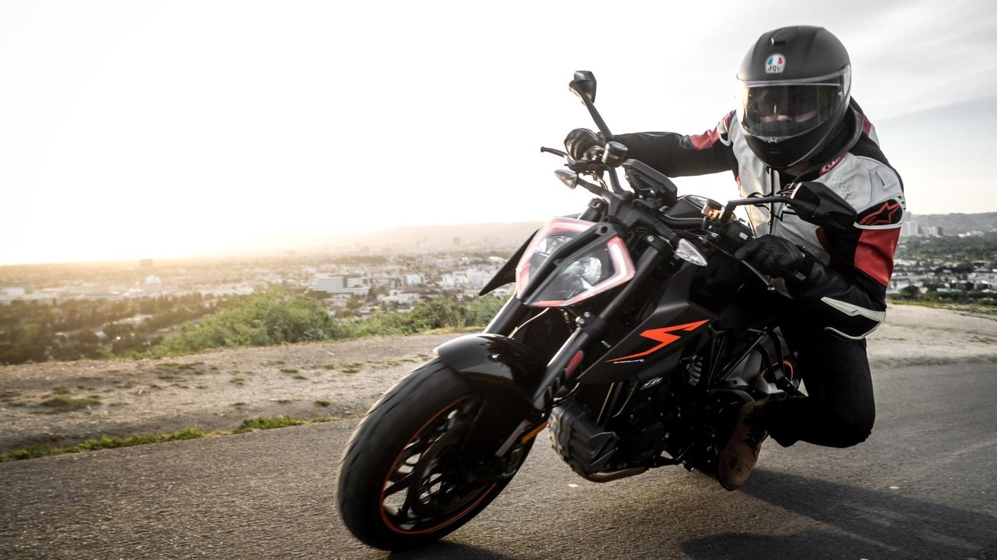 一辆2018 KTM 1290超级杜克R。