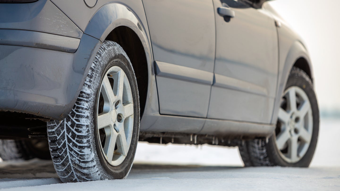 冬天停在雪道上的汽车。交通、车辆设计及安全理念。