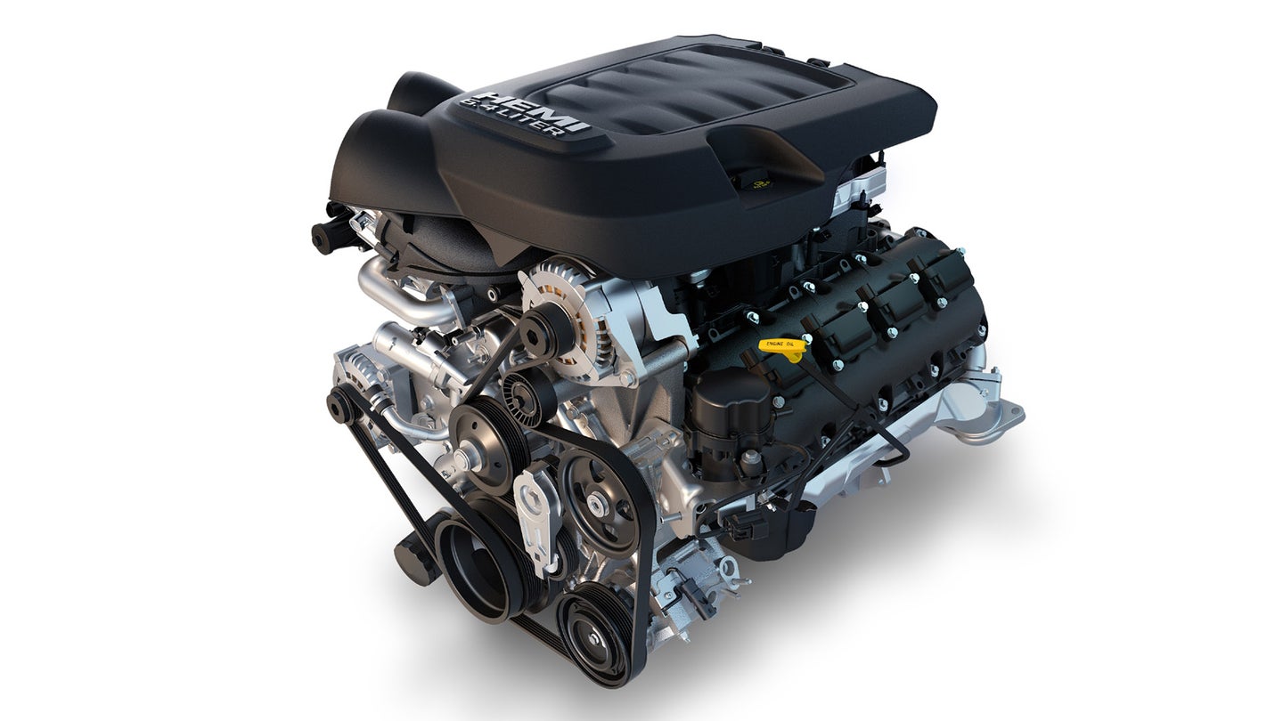 一辆公羊HEMI 6.4升V8发动机从车上卸下,白色背景。