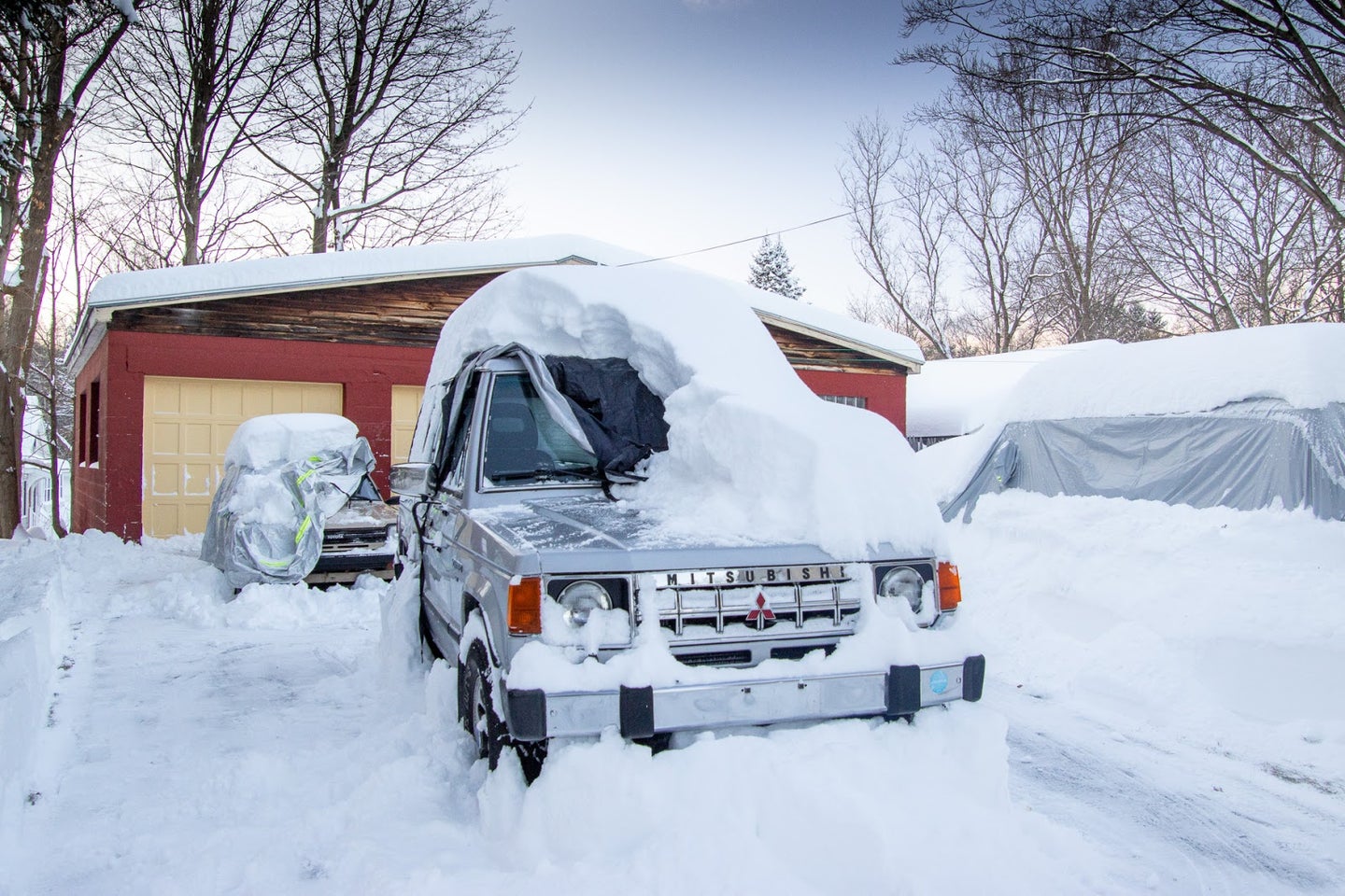 有汽车盖的汽车在雪