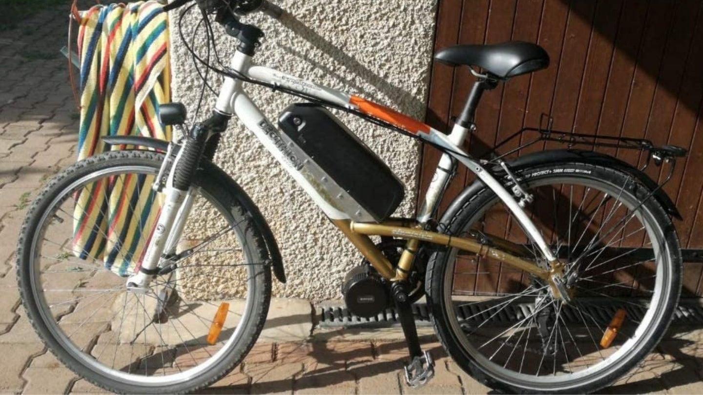 ebike与转换套件靠在墙上