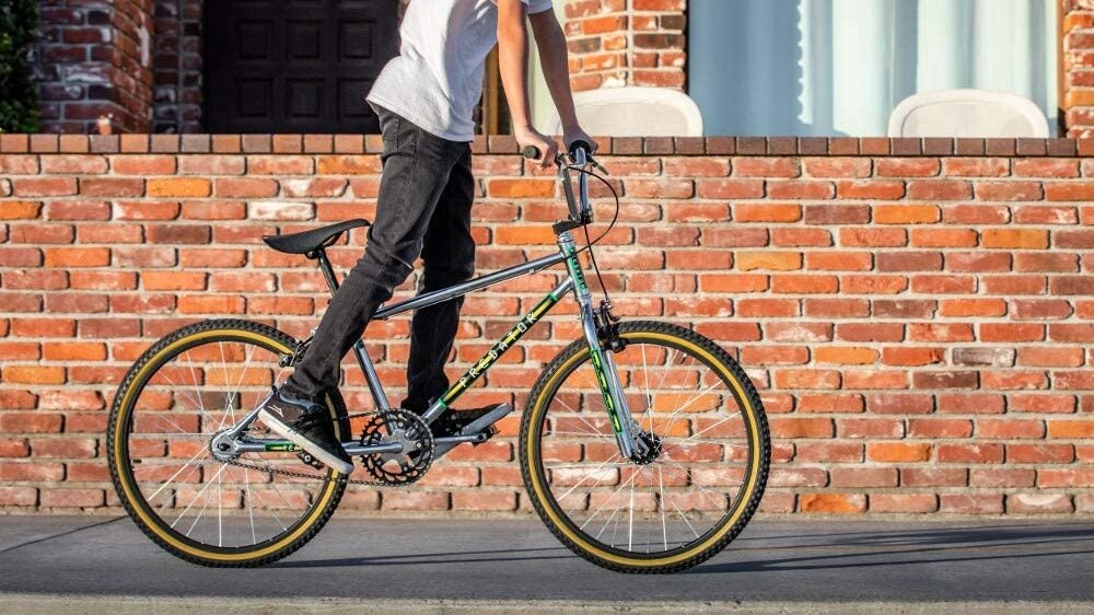 骑自行车做Wheelies的人