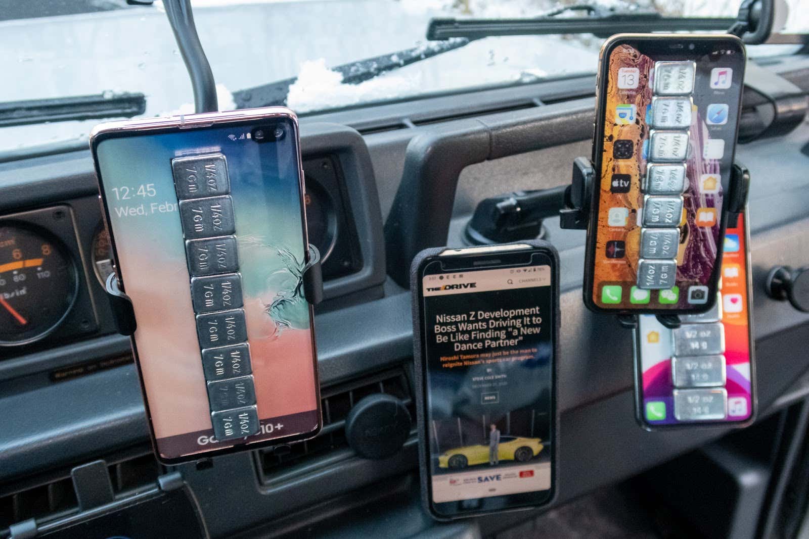A car with car phone mounts 一辆带有汽车手机架的汽车