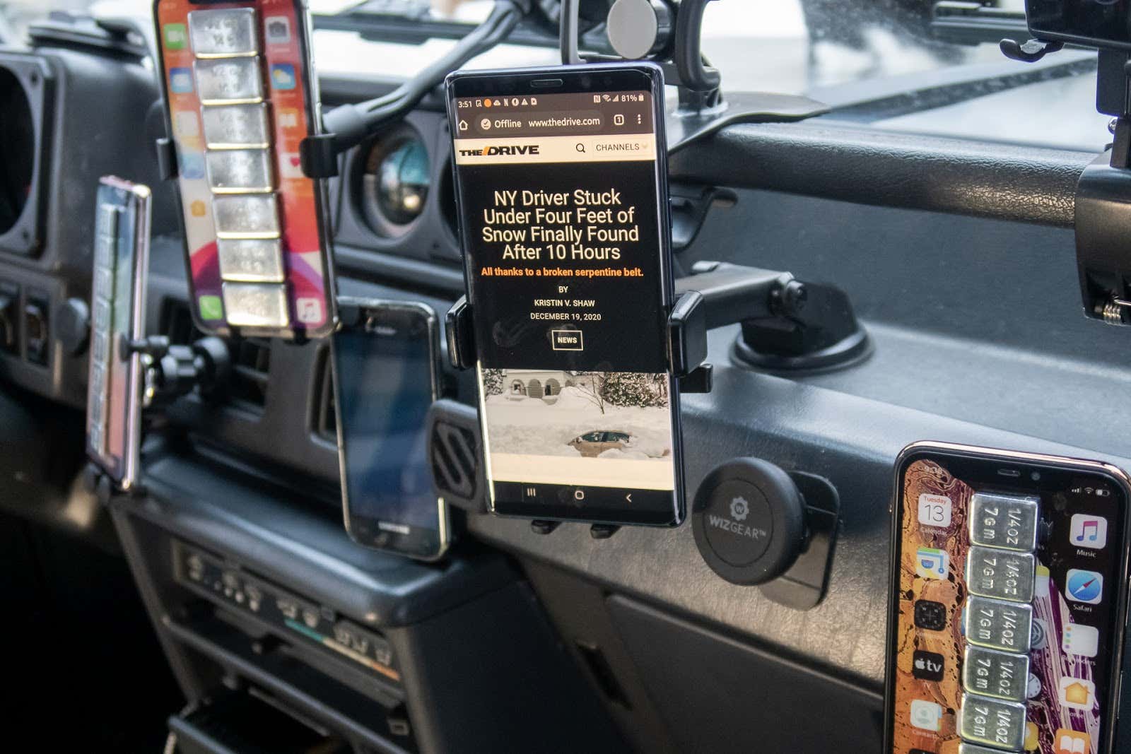 Car windshield with car phone mounts 带有汽车电话支架的汽车挡风玻璃