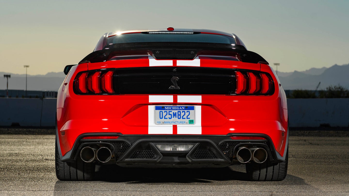 红色2020 Mustang Shelby GT500的后部。