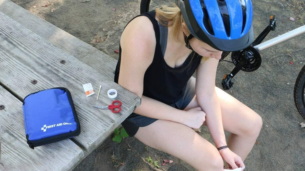 女孩使用急救箱