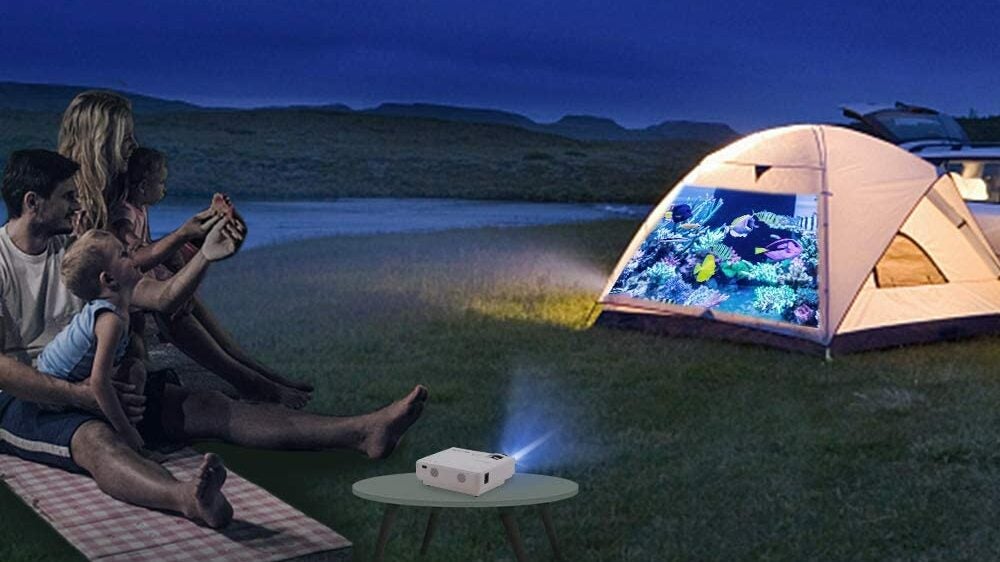 户外电影投影机在夜间
