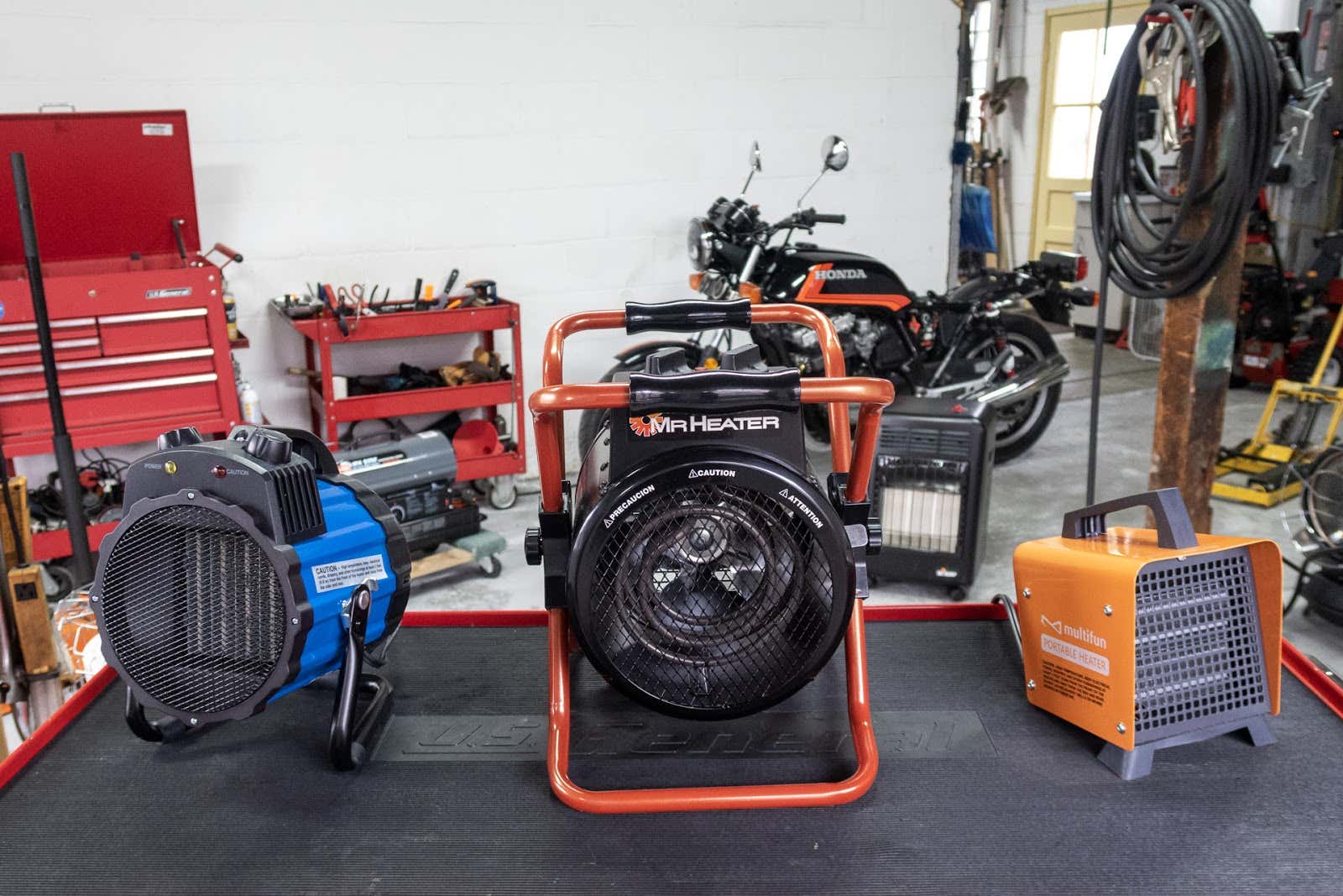 Three electric garage heaters 三个车库电加热器