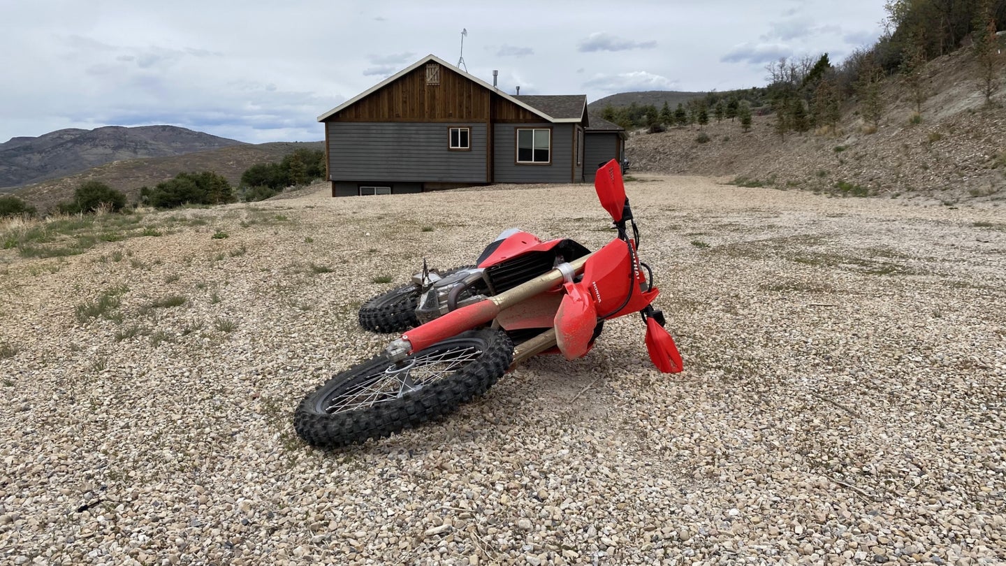 一辆倒下的本田CRF450RX。
