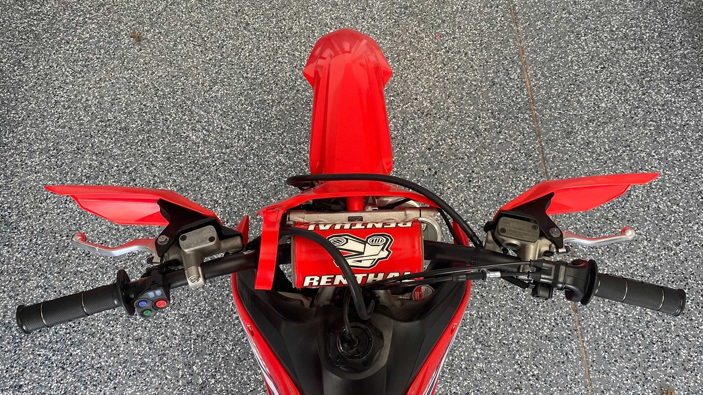 红色本田CRF450RX的把手的顶部视图。