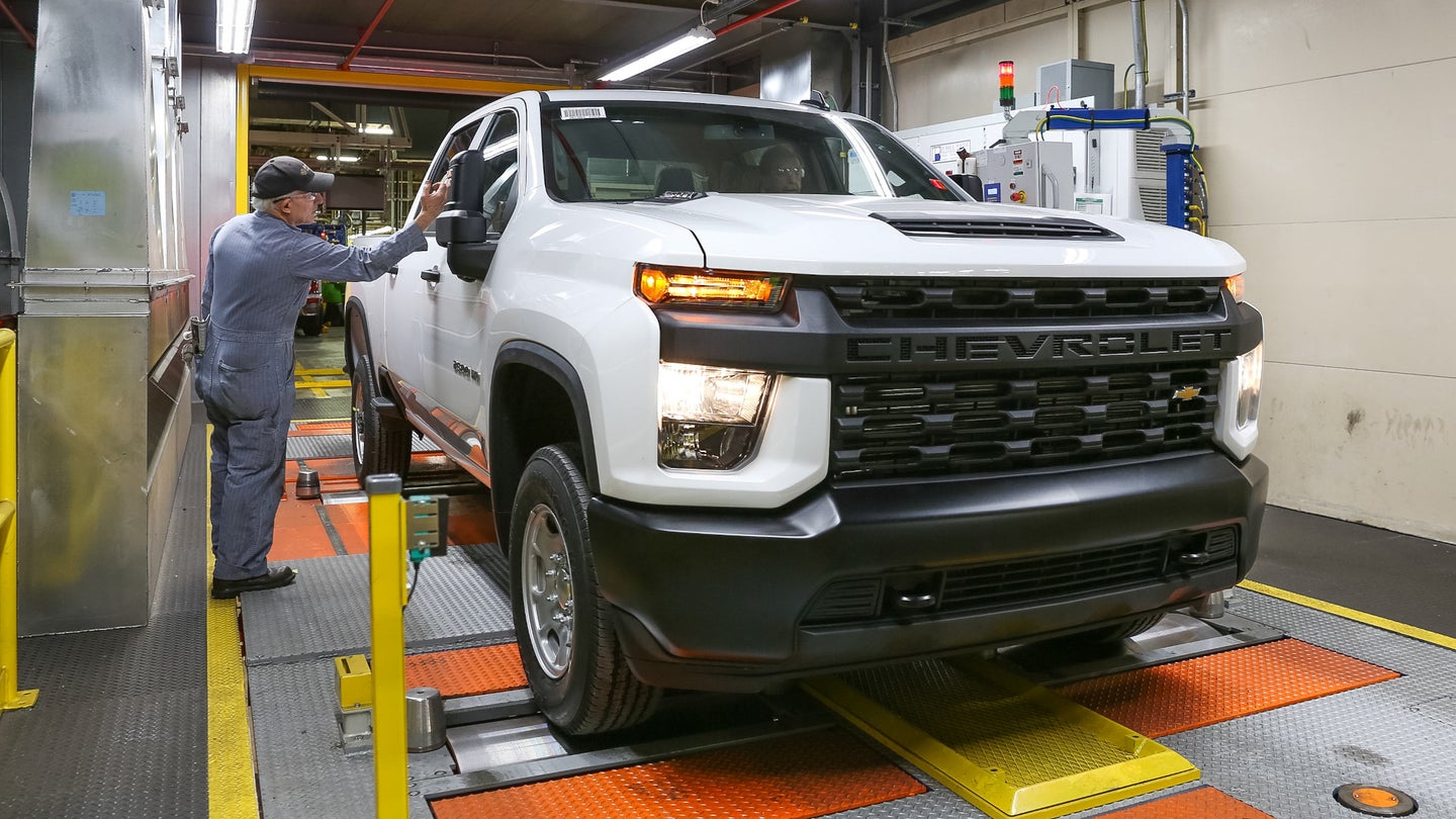 一辆2020年的雪佛兰Silverado HD正在进行动态车辆测试