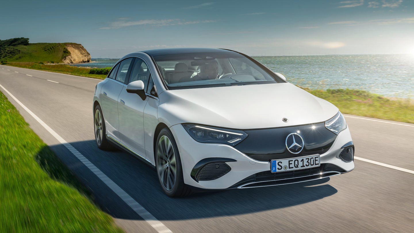 Mercedes-EQ。EQE 350,电艺线,中等到中等,每100公里19,3-15,7 kWh;Mercedes-EQ CO2-Emissionen: 0 g / km)。EQE 350,电气艺术线,白色(Stromverbrauch nach WLTP: 19,3-15,7 kWh/100公里;CO2-Emissionen: 0 g / km