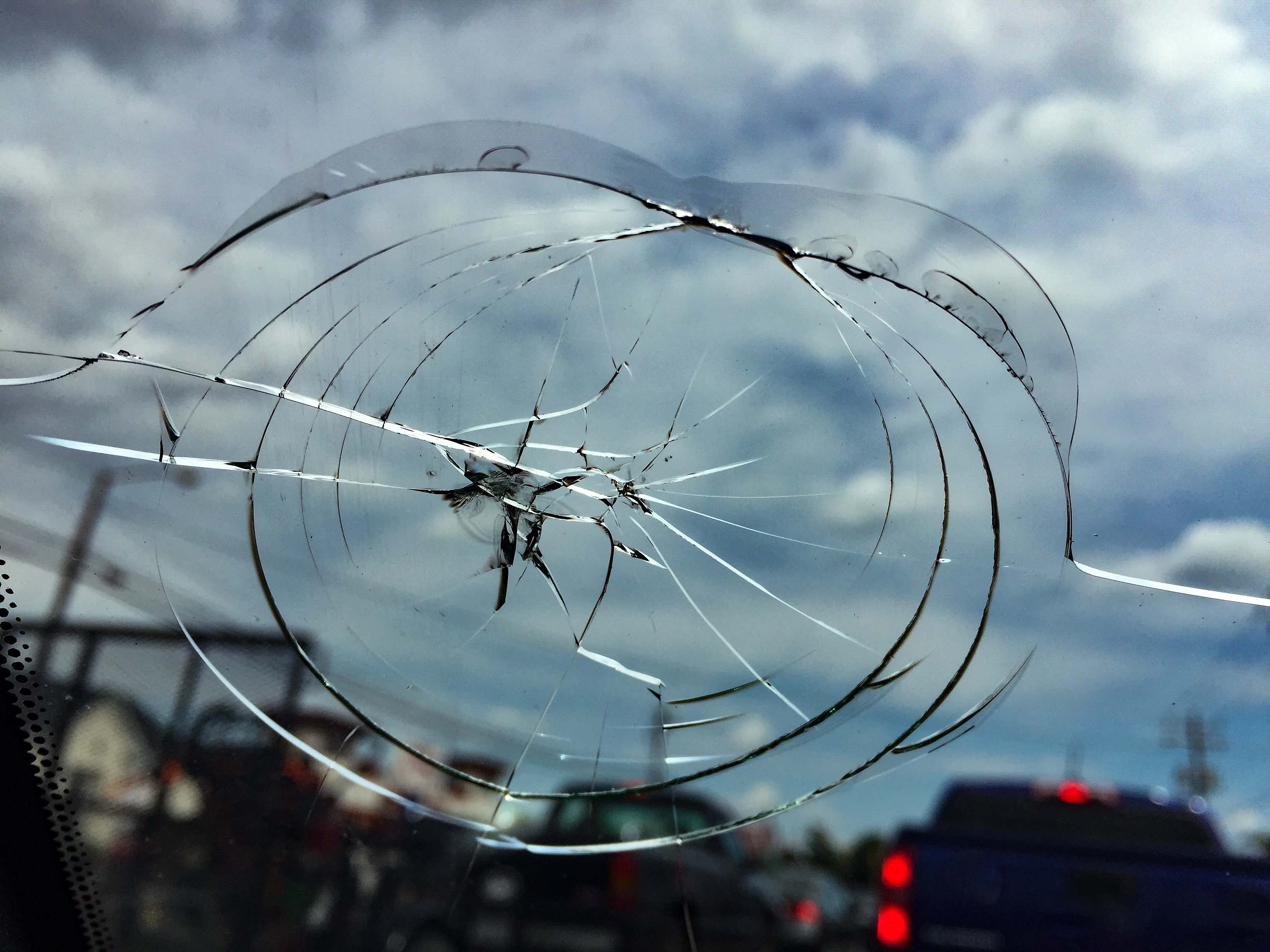 一个破碎的挡风玻璃。