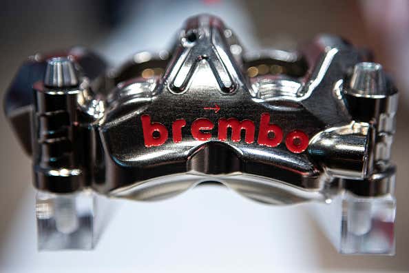 银色brembo制动轮尺的特写镜头。