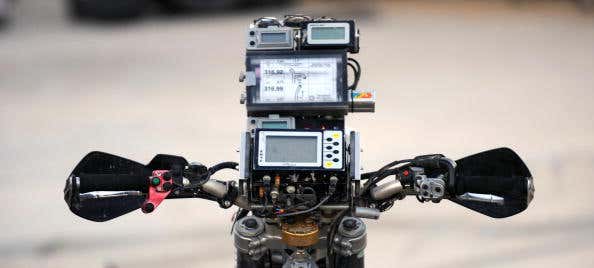 GPS单元位于摩托车的仪表集群上。